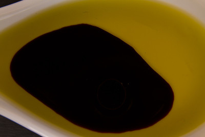 陶瓷勺上放橄榄油和香醋