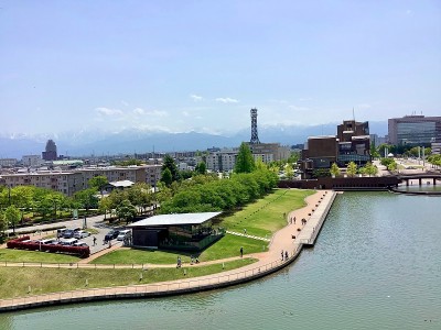 富干温加Kansui公园是一个围绕富干运河建造的水上公园，在这里你可以看到美丽的tatateyama
