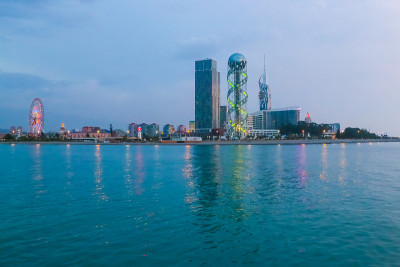 巴统,Adjara,格鲁吉亚。从海边看，灯光照亮了晚上的度假小镇