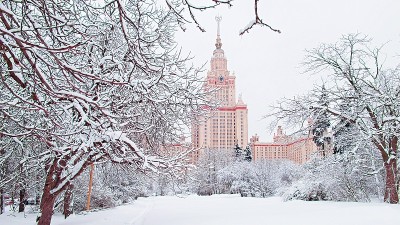 俄罗斯著名大学的冬季校园充满活力，雪树在莫斯科