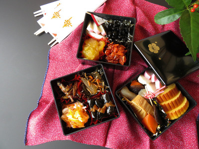 一套日本传统的分层食品盒，装满了新年庆祝菜肴