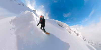 一名女性游客从加拿大惊险的山上滑雪而下