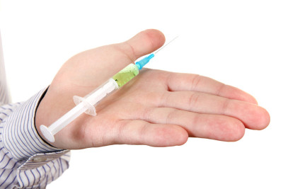 手握注射器