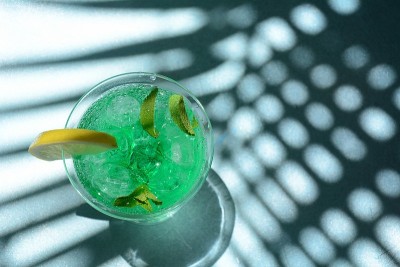 一杯柠檬和薄荷叶鸡尾酒