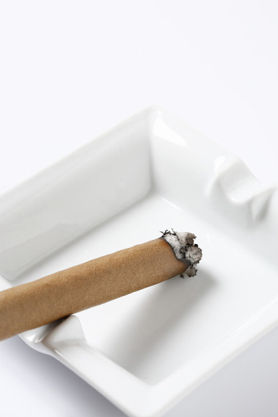 雪茄和烟灰缸