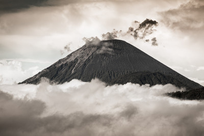 印度尼西亚东爪哇岛塞默鲁火山升起的火山灰云
