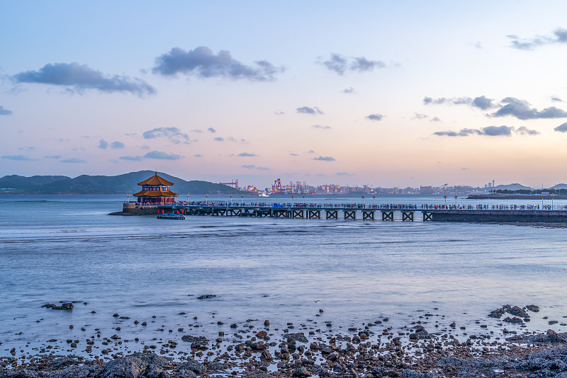 青岛美丽的海岸线和夜间城市建筑景观