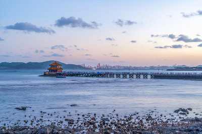 青岛美丽的海岸线和夜间城市建筑景观