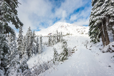 美国华盛顿州雷尼尔山国家公园的天堂区，一条覆盖着积雪的小路。