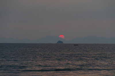 夕阳在泰国海的山上