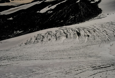 山上有雪。山上有雪。山拉
