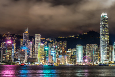 从维多利亚港眺望香港夜景
