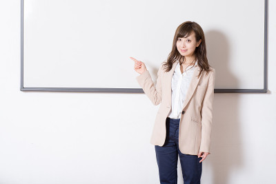 一个在教室里开研讨会的日本女人