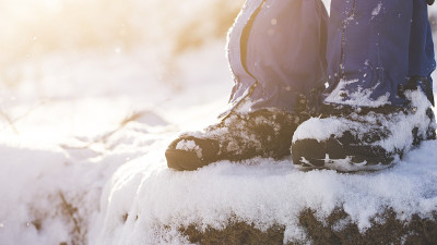 冬靴细部在雪中