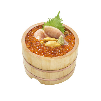 Sanshoku Don，米饭和3种颜色的生鱼片(Uni, Ikura和Toro)，孤立在白色背景和