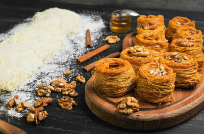 烹饪甜点土耳其传统斋月糕点库纳法