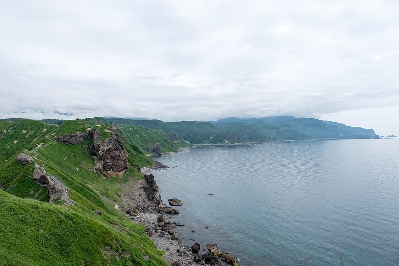 日本北海道沙滩岛龟井岛的旅游步道，山崖海景，青山顶景，海风与海岸线及海岸风光相辉映