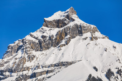 瑞士哈嫩山的顶峰