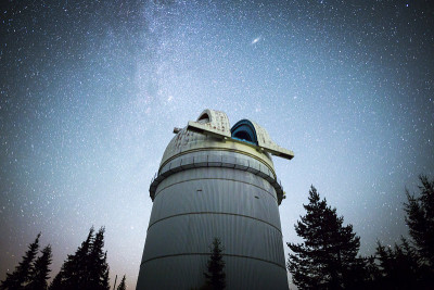 天文台的夜空下有星星。装饰图案