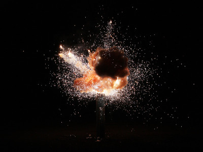 在黑色背景上爆炸