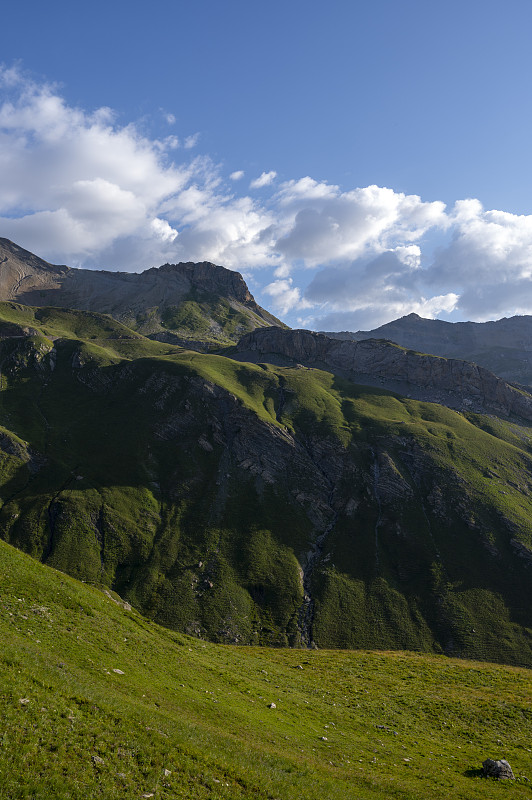 在法国的上阿尔卑斯区，夏天的加利比耶山景