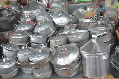 厨房用具市场上出售各种各样的家庭用品平底锅