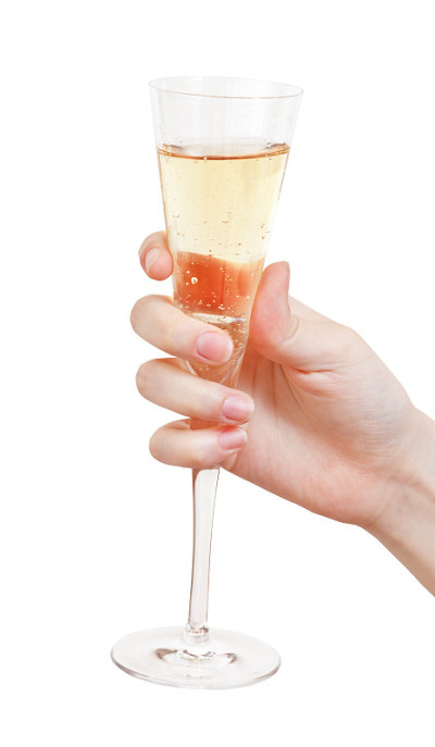 手持盛有香槟的高脚杯