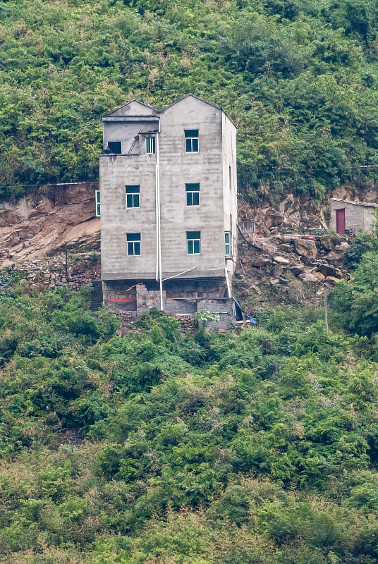 建在三峡大坝上陡峭斜坡上的高大房屋，中国。