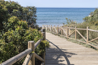 artola自然保护区的沙丘位于西班牙马拉加的Cabopino Marbella Costa del