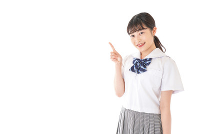 学生笑着指着