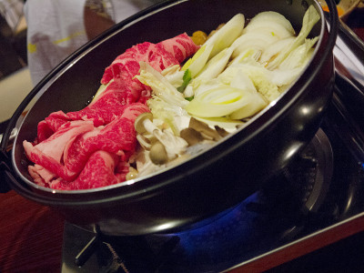 将日本传统涮锅汤与大理石肉放在火上烹煮