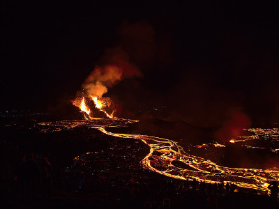 冰岛雷克雅内斯fagradalsjall山附近的Geldingadalir山谷最近爆发的火山，令人惊