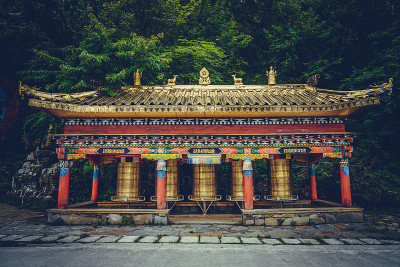 中国四川海螺沟东嘎寺的转经轮
