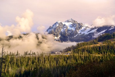 秋天的Shuksan山，美国华盛顿