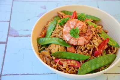 Mie goreng是一种传统的印尼炒鸡蛋面，里面有虾、雪豌豆、胡萝卜、鸡蛋和辣椒