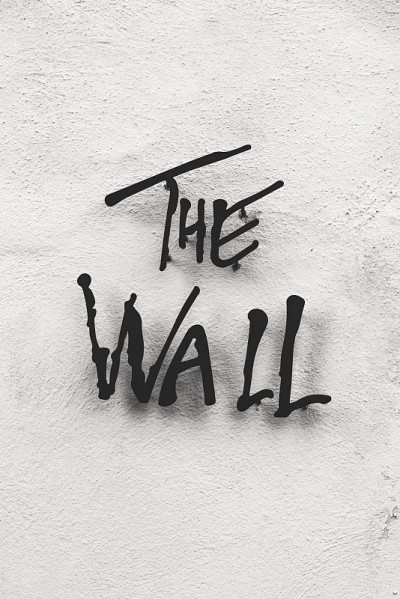 白色墙上的金属字母“The Wall”