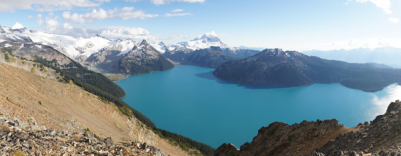 高山和高山湖泊景观在一个阳光明媚的日子在加里波第湖全景岭与黑塔斯克峰在不列颠哥伦比亚省，加拿大。