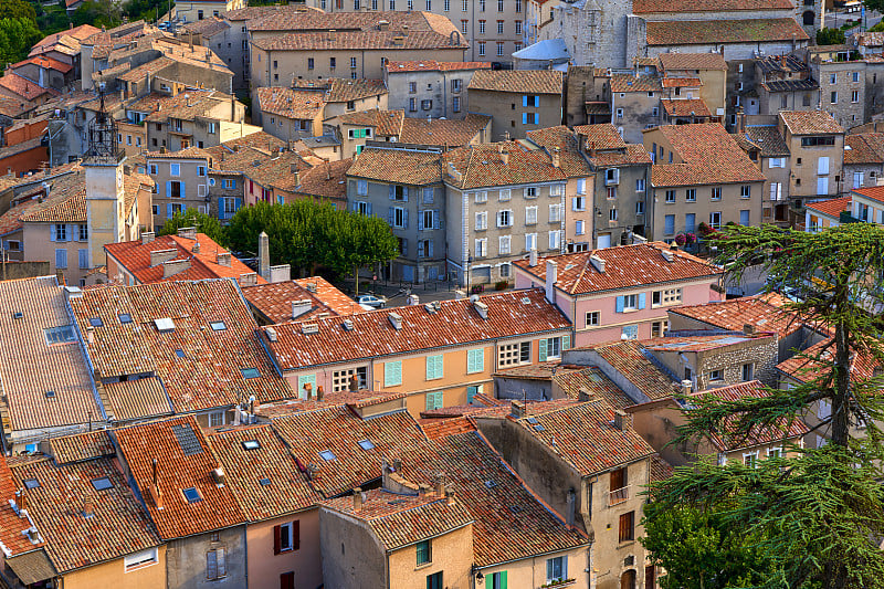 从高处俯瞰塞斯顿的屋顶。Alpes-de-Haute-Provence、法国