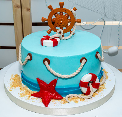 生日蛋糕上有红海星，救生带和船舵