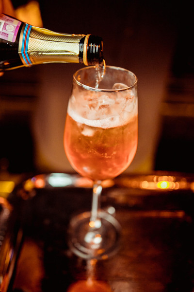 在鸡尾酒吧里准备鸡尾酒的女调酒师