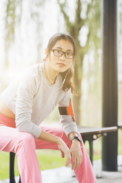 女性健身后坐着休息的肖像
