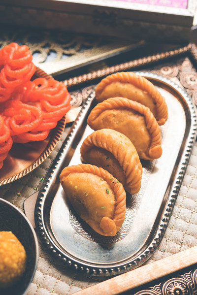 印度甜Jalebi/Imarti, Laddu和Gujiya一起在白色背景或与礼物。有选择性的重点