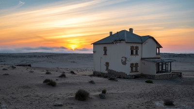 废弃的建筑在日落的鬼城科尔曼斯科普附近Luderitz，纳米比亚沙漠，非洲纳米比亚