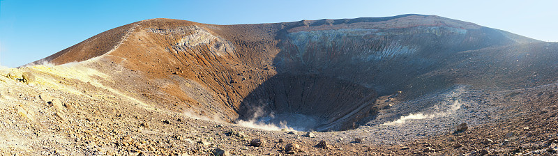 近的硫磺巨大的火山口全景，风沙群岛，意大利
