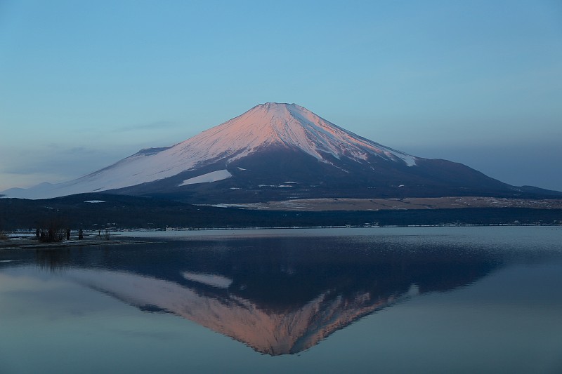 冬日黎明时分的富士山