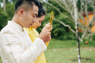 亚洲夫妇祈祷