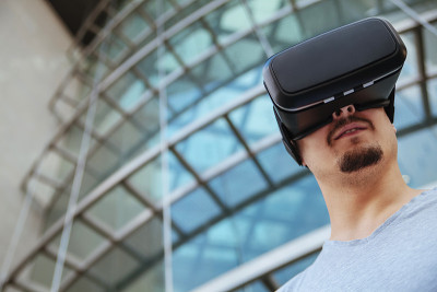 年轻人使用VR