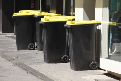 黄色单车用塑料垃圾