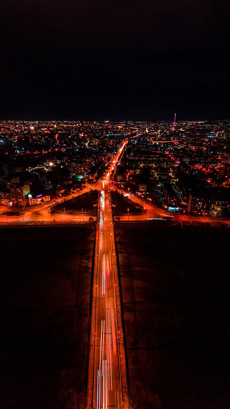 伊万诺-弗兰基夫斯克市的夜航全景图，明亮的灯光从汽车和城市的夜晚照明。