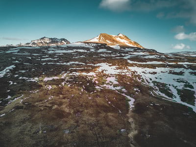 无人机拍摄的空湖，巨大的火山Snaefellsjokull在远处，雷克雅未克，冰岛